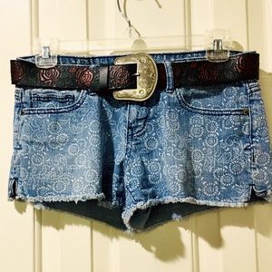 Frayed denim shorts